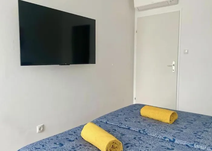 Rooftop With Balcony & Free Parking