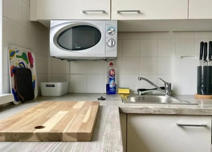 Apartment Rooftop With Balcony & Free Parking *